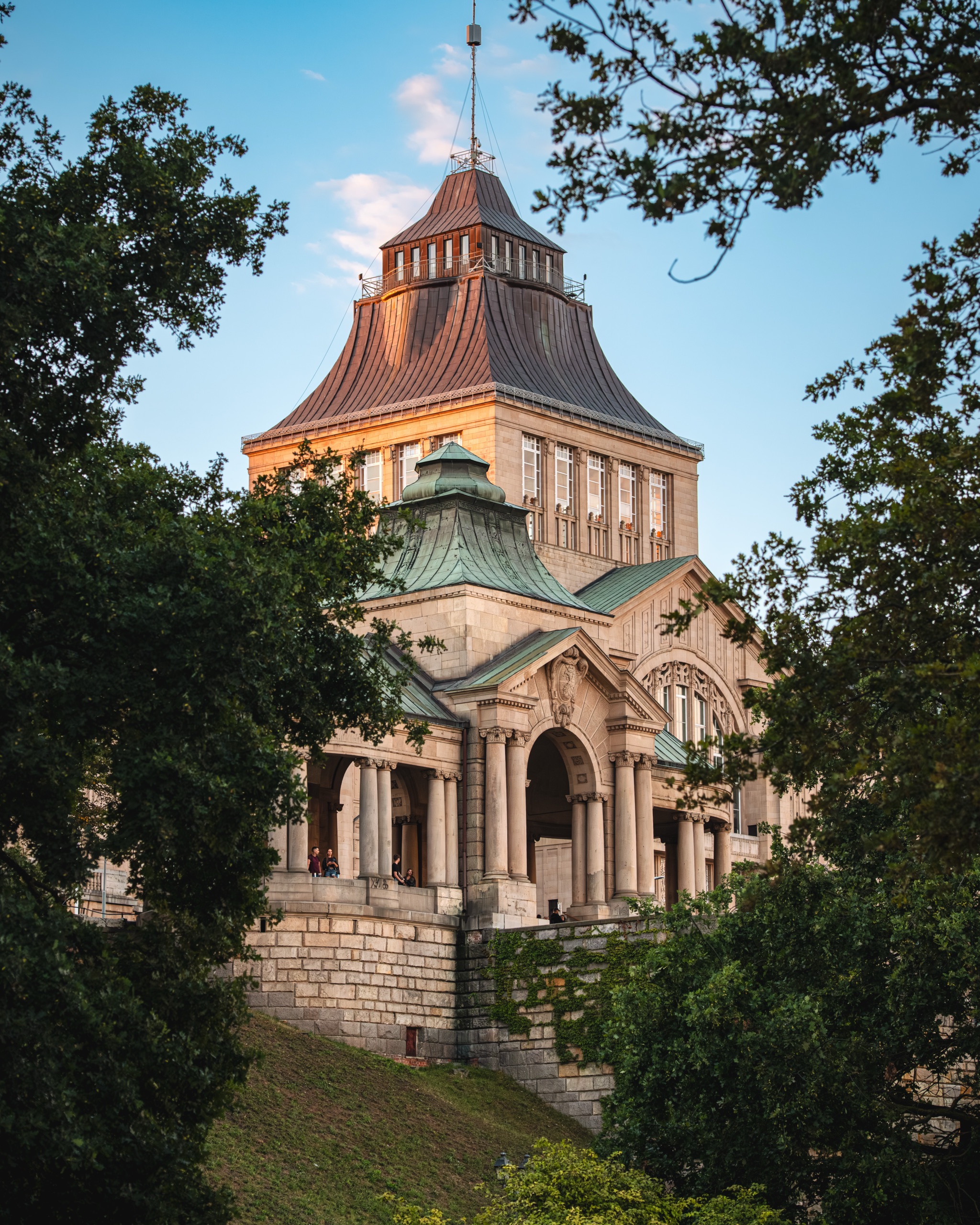 Zdjęcie architektury wykonane obiektywem Sigma 28–105 mm przy ogniskowej ok. 80 mm